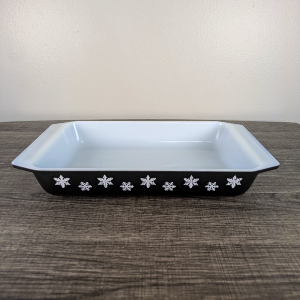 Vintage Pyrex 548-B Black and White snowflakes casserole 1-1/4qt (no lid)